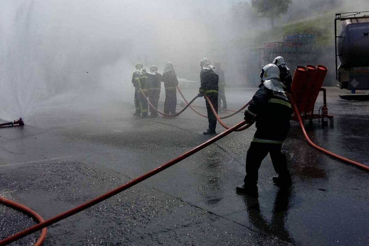 Previnsa Formación - Lucha contra incendios Previnsa Formación - Lucha contra incendios - varios bomberos practicando la extinción de un incendio