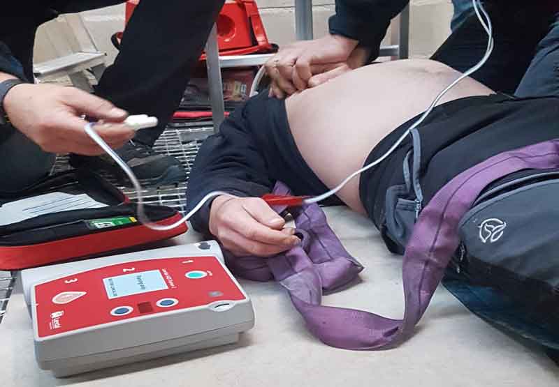 Previnsa Formación en emergencias Primeros auxílios avanzado Previnsa Formación en emergencias Primeros auxílios avanzado, trabajadores realizando las prácticas